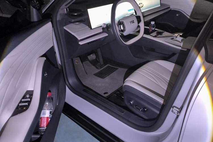 Used Geely Galaxy E8 2024 665 km Range Rear-Drive Starship Long-Range Version Driver Seat