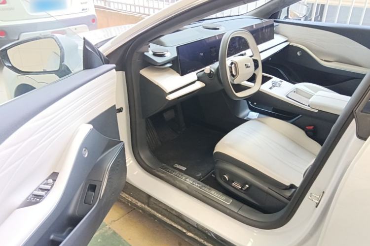 Used Geely Galaxy E8 2024 665 km Range Rear-Drive Starship Long-Range Version Driver Seat