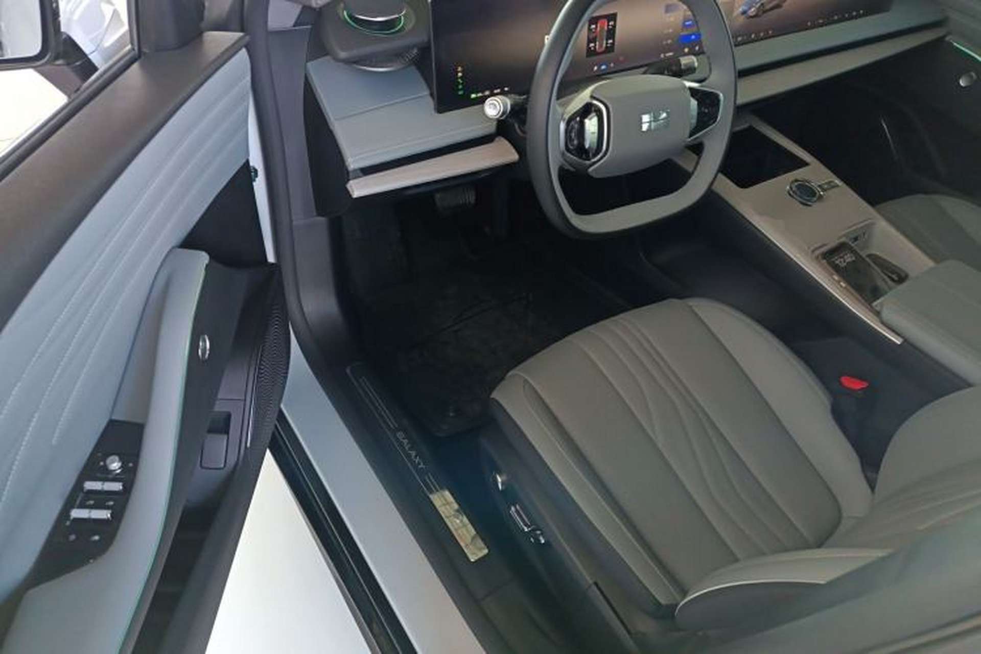 Used Geely Galaxy E8 2024 665 km Range Rear-Drive Starship Long-Range Version Driver Seat