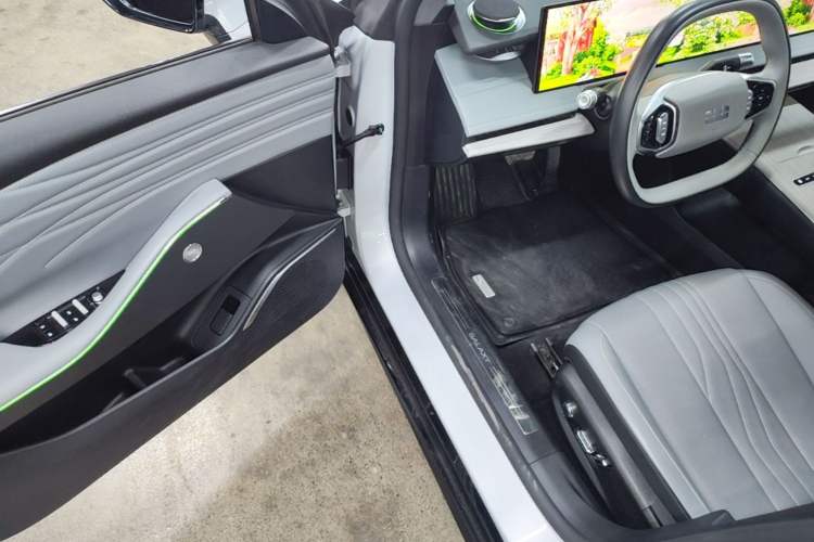 Used Geely Galaxy E8 2024 550 km Range Rear-Drive MAX Driver Seat