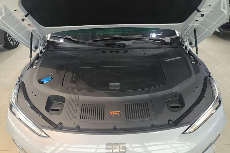 Used Geely Galaxy E8 2024 550 km Range Rear-Drive Dragon Edition Engine Bay