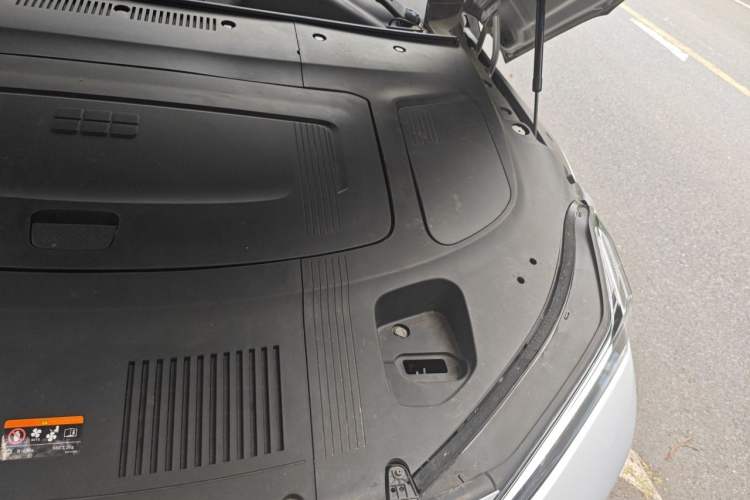 Used Geely Galaxy E8 2024 550 km Range Rear-Wheel-Drive PRO Engine Bay Left