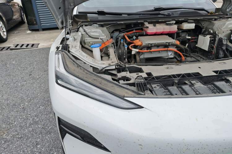 Used Geely Galaxy E8 2024 620 km All-Wheel-Drive Dragon Edition Engine Bay Right