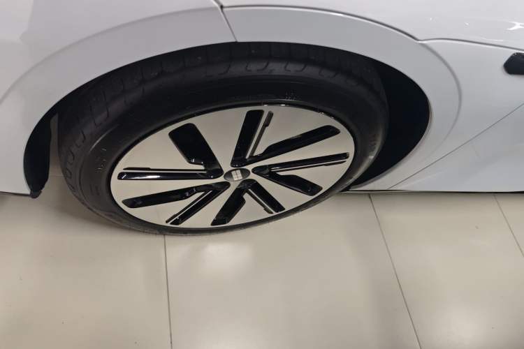 Used Geely Galaxy E8 2024 665 km Range Rear-Drive Starship Long-Range Version Exterior 1