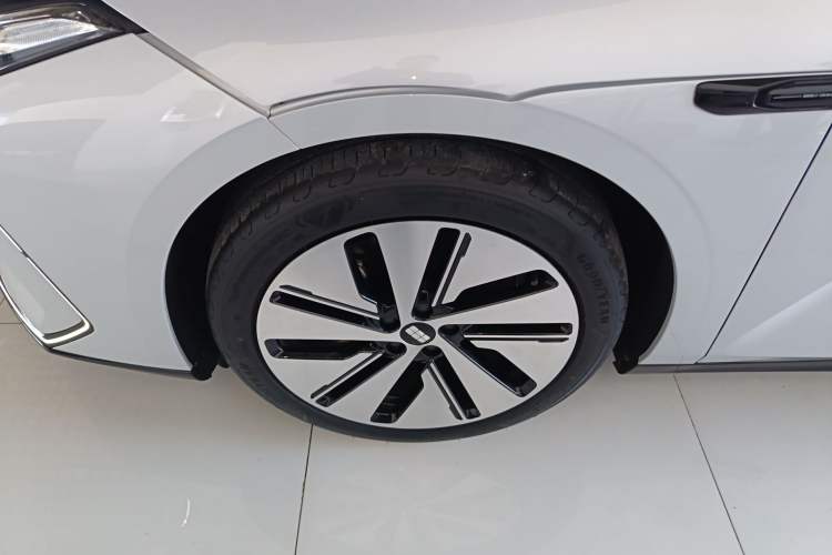 Used Geely Galaxy E8 2024 665 km Range Rear-Drive Starship Long-Range Version Exterior 4