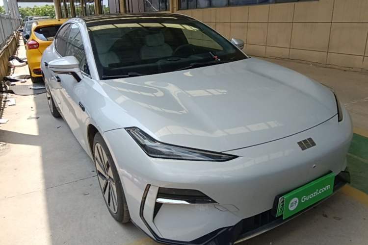Used Geely Galaxy E8 2024 665 km Range Rear-Drive Starship Long-Range Version Front Right 45 Deg