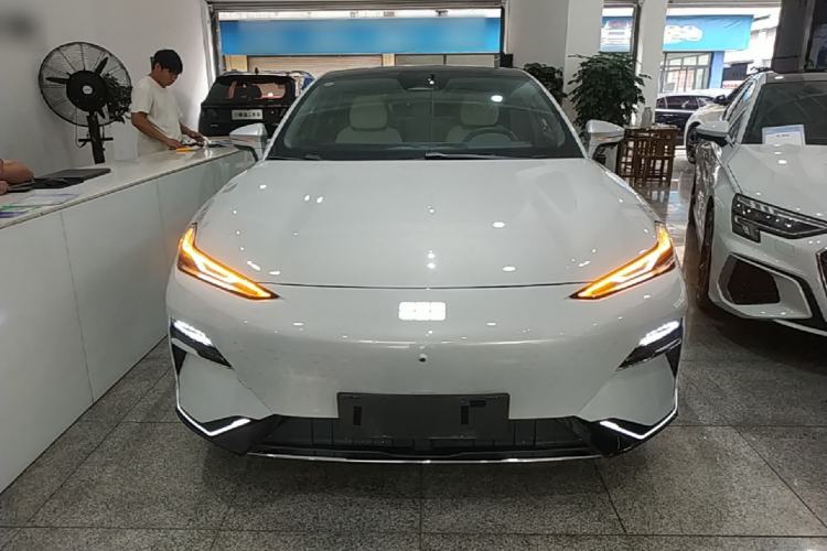 Used Geely Galaxy E8 2024 665 km Range Rear-Drive Starship Long-Range Version Front