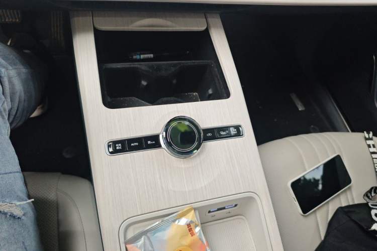 Used Geely Galaxy E8 2024 665 km Range Rear-Drive Starship Long-Range Version Gear Lever