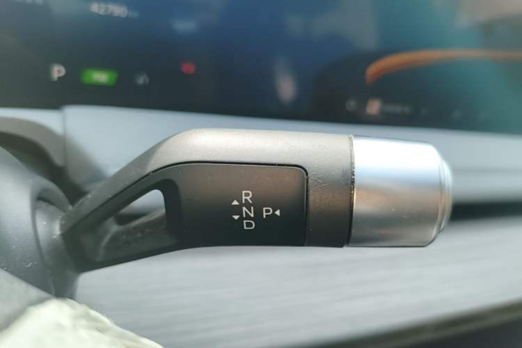 Used Geely Galaxy E8 2024 550 km Range Rear-Wheel-Drive PRO Gear Lever