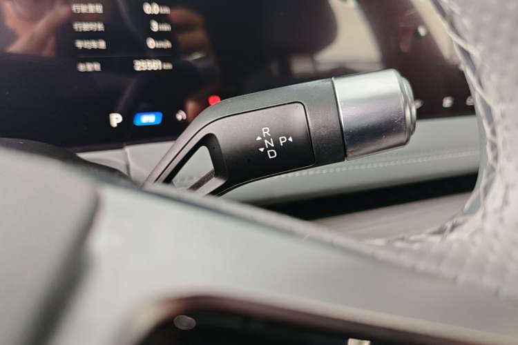 Used Geely Galaxy E8 2024 550 km Range Rear-Wheel-Drive PRO Gear Lever