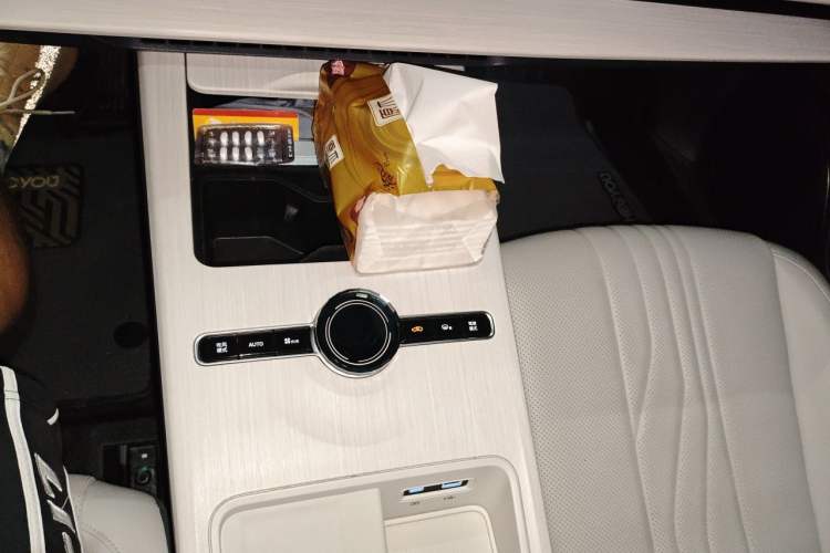 Used Geely Galaxy E8 2024 665 km Range Rear-Drive Starship Long-Range Version Gear Lever