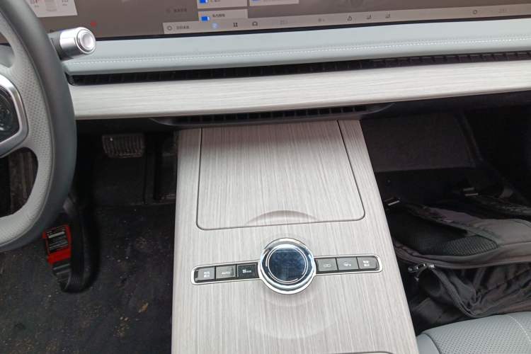 Used Geely Galaxy E8 2024 550 km Range Rear-Drive MAX Gear Lever