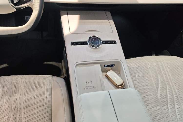 Used Geely Galaxy E8 2024 665 km Range Rear-Drive Starship Long-Range Version Gear Lever