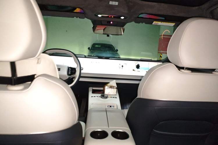 Used Geely Galaxy E8 2024 665 km Range Rear-Drive Starship Long-Range Version Headliner
