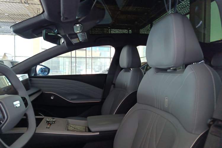 Used Geely Galaxy E8 2024 665 km Range Rear-Drive Starship Long-Range Version Headliner