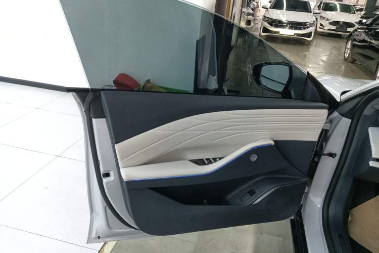 Used Geely Galaxy E8 2024 665 km Range Rear-Drive Starship Long-Range Version Left Front Door Interior