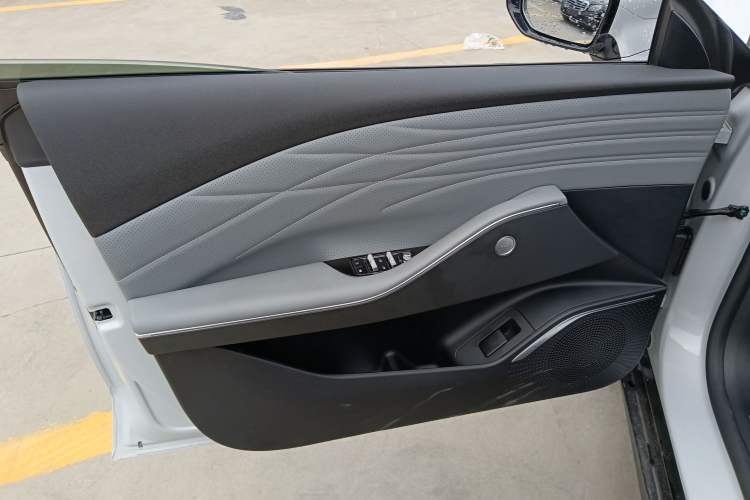 Used Geely Galaxy E8 2024 550 km Range Rear-Drive MAX Left Front Door Interior