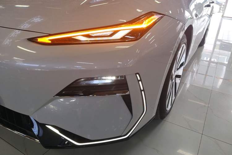 Used Geely Galaxy E8 2024 665 km Range Rear-Drive Starship Long-Range Version Left Front Headlight