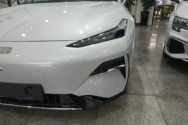 Used Geely Galaxy E8 2024 665 km Range Rear-Drive Starship Long-Range Version Left Front Headlight