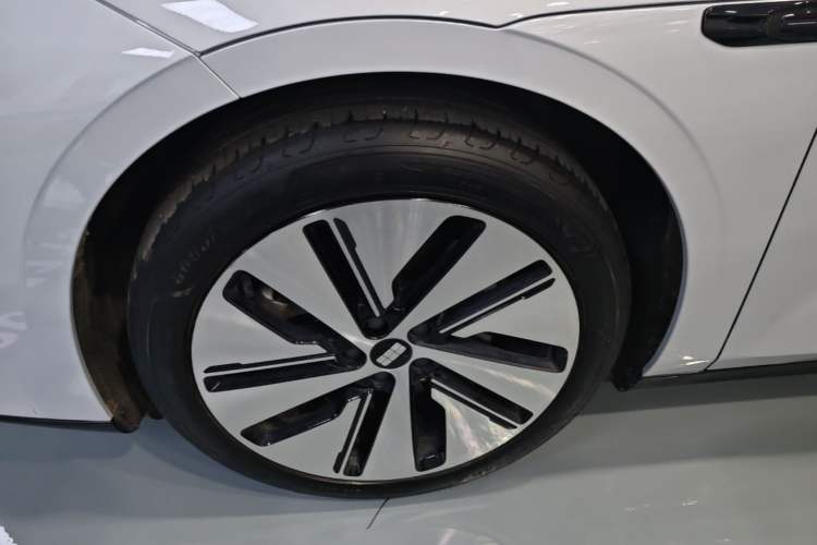 Used Geely Galaxy E8 2024 550 km Range Rear-Drive MAX Left Front Wheel Hub