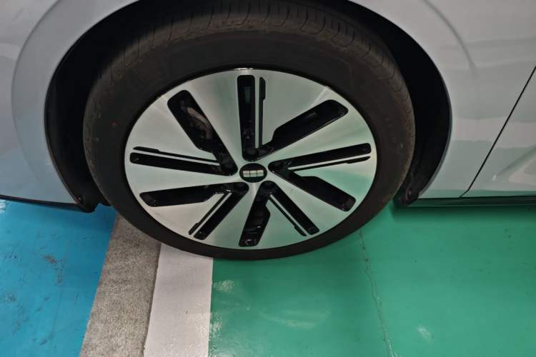 Used Geely Galaxy E8 2024 665 km Range Rear-Drive Starship Long-Range Version Left Front Wheel Hub
