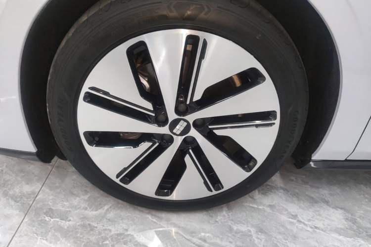 Used Geely Galaxy E8 2024 550 km Range Rear-Drive MAX Left Front Wheel Hub