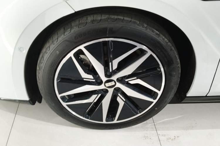 Used Geely Galaxy E8 2024 550 km Range Rear-Drive MAX Left Front Wheel Hub