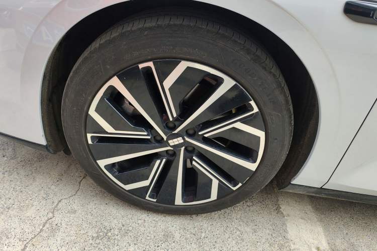 Used Geely Galaxy E8 2024 665 km Range Rear-Drive Starship Long-Range Version Left Front Wheel Hub