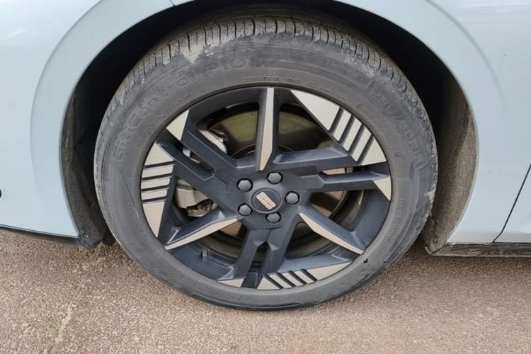 Used Geely Galaxy E8 2024 550 km Range Rear-Wheel-Drive PRO Left Front Wheel Hub