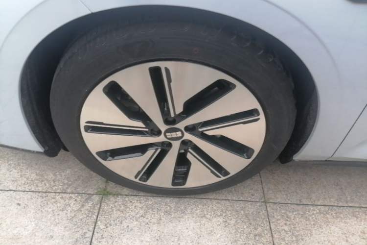 Used Geely Galaxy E8 2024 665 km Range Rear-Drive Starship Intelligent Driving Version Left Front Wheel Hub