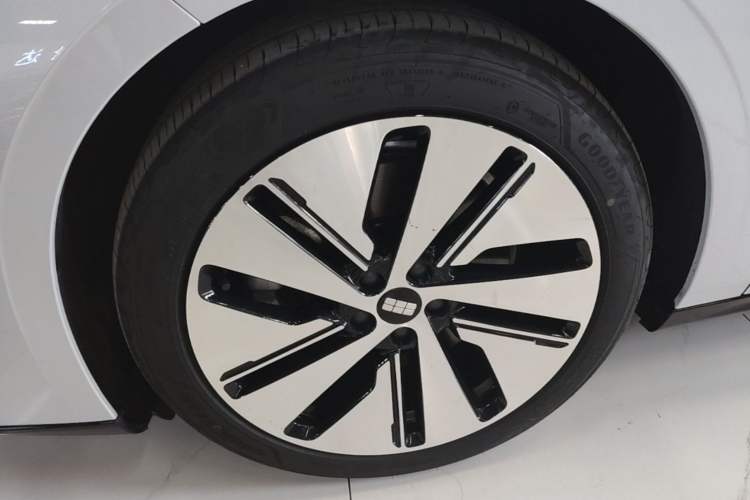 Used Geely Galaxy E8 2024 665 km Range Rear-Drive Starship Long-Range Version Left Front Wheel Hub