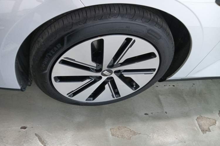 Used Geely Galaxy E8 2024 665 km Range Rear-Drive Starship Long-Range Version Left Front Wheel Hub