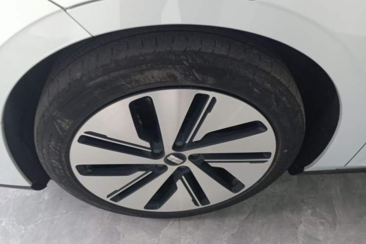 Used Geely Galaxy E8 2024 665 km Range Rear-Drive Starship Long-Range Version Left Front Wheel Hub