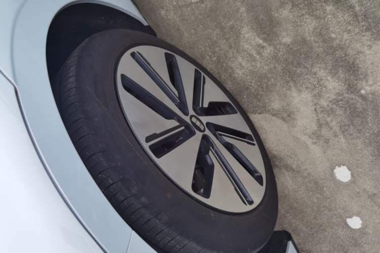 Used Geely Galaxy E8 2024 665 km Range Rear-Drive Starship Long-Range Version Left Front Wheel Hub