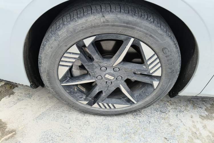 Used Geely Galaxy E8 2024 550 km Range Rear-Drive Dragon Edition Left Front Wheel Hub