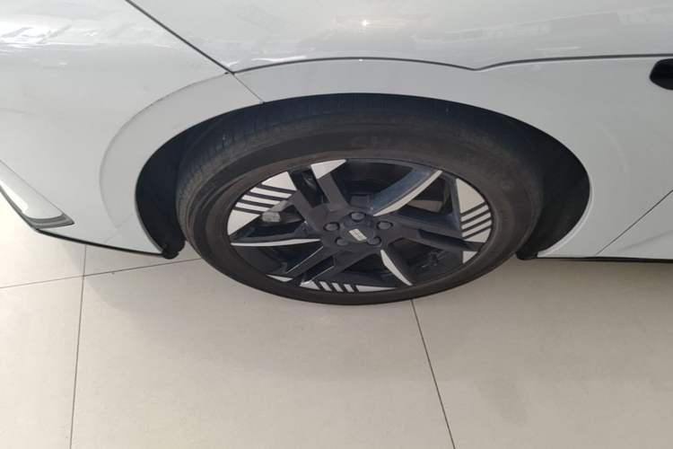 Used Geely Galaxy E8 2024 550 km Range Rear-Drive Dragon Edition Left Front Wheel Hub