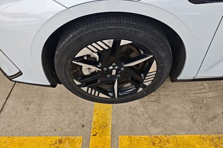 Used Geely Galaxy E8 2024 550 km Range Rear-Wheel-Drive PRO Left Front Wheel Hub