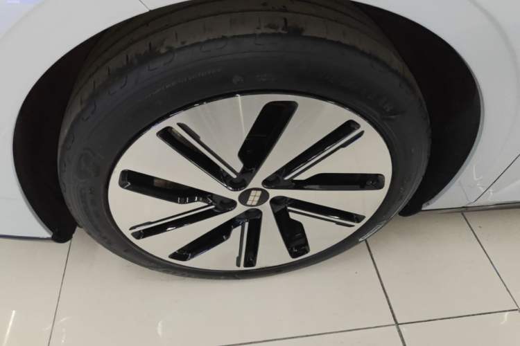 Used Geely Galaxy E8 2024 665 km Range Rear-Drive Starship Long-Range Version Left Front Wheel Hub