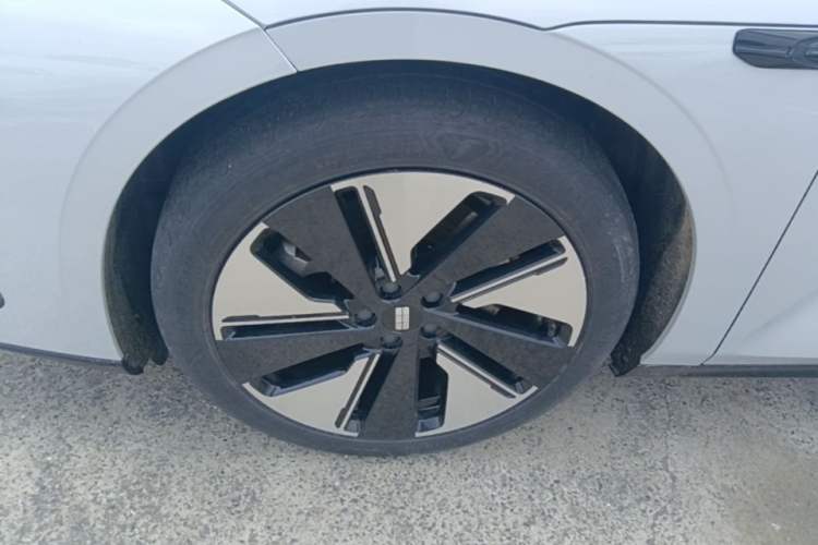 Used Geely Galaxy E8 2024 665 km Range Rear-Drive Starship Long-Range Version Left Front Wheel Hub