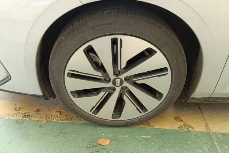 Used Geely Galaxy E8 2024 665 km Range Rear-Drive Starship Long-Range Version Left Front Wheel Hub
