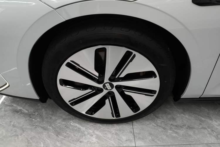 Used Geely Galaxy E8 2024 550 km Range Rear-Drive MAX Left Front Wheel Hub