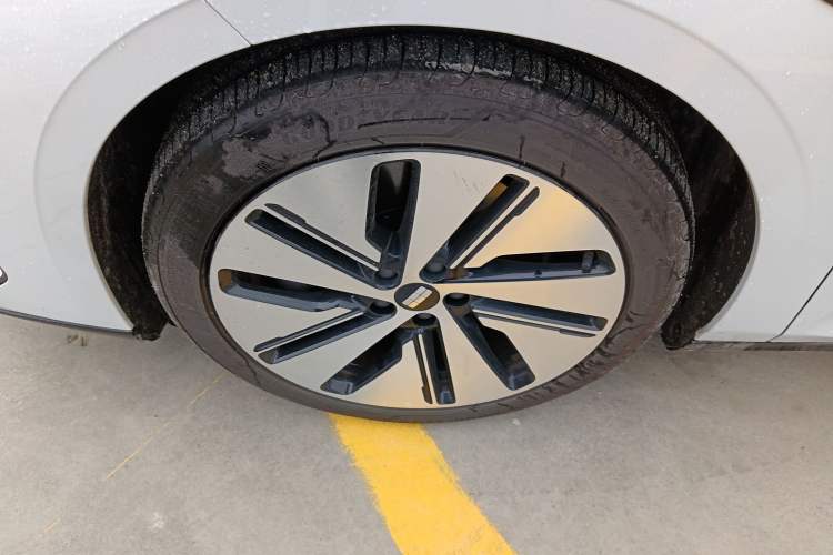 Used Geely Galaxy E8 2024 550 km Range Rear-Drive MAX Left Front Wheel Hub