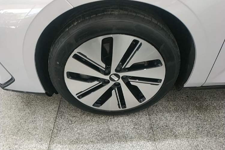 Used Geely Galaxy E8 2024 665 km Range Rear-Drive Starship Long-Range Version Left Front Wheel Hub