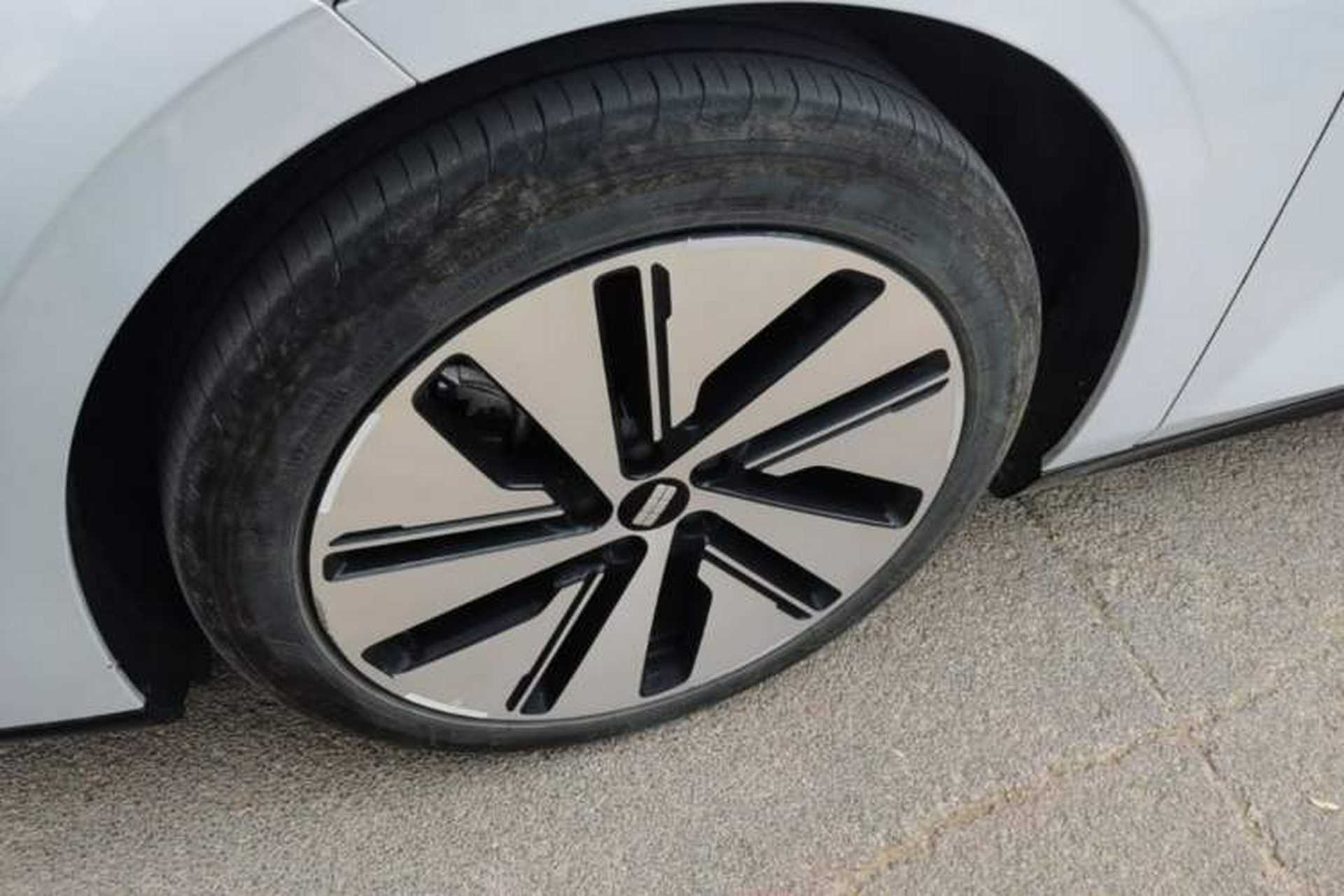 Used Geely Galaxy E8 2024 550 km Range Rear-Drive MAX Left Front Wheel Hub