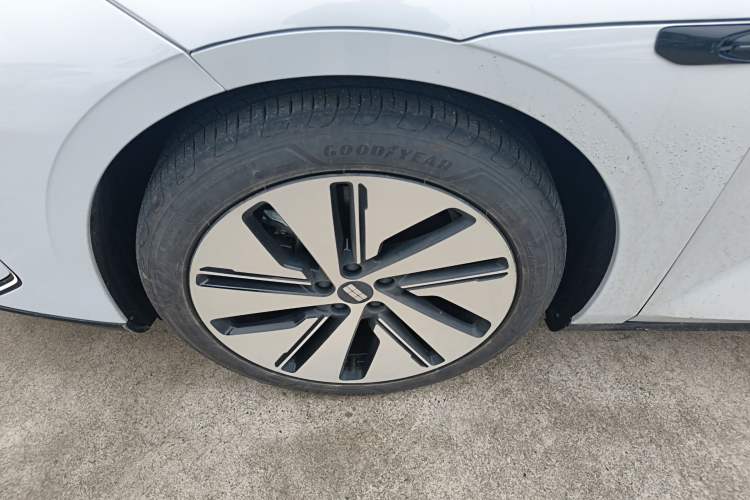 Used Geely Galaxy E8 2024 665 km Range Rear-Drive Starship Long-Range Version Left Front Wheel Hub