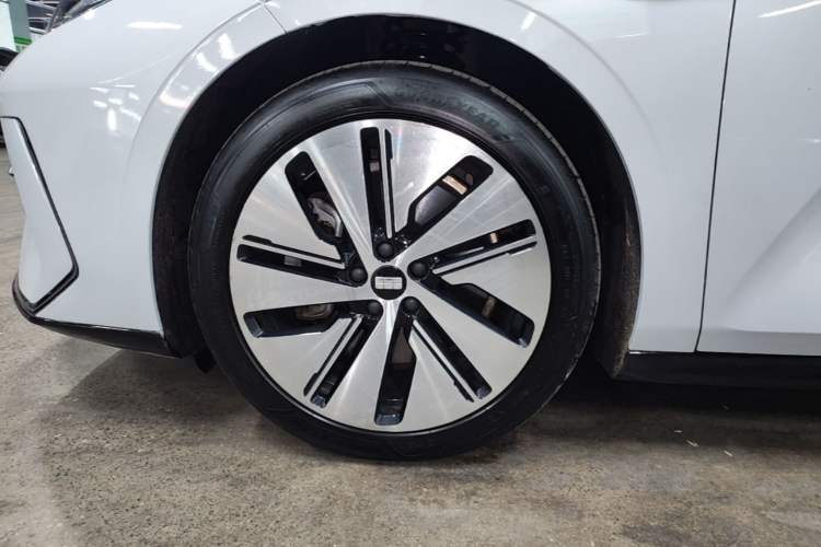 Used Geely Galaxy E8 2024 550 km Range Rear-Drive MAX Left Front Wheel Hub