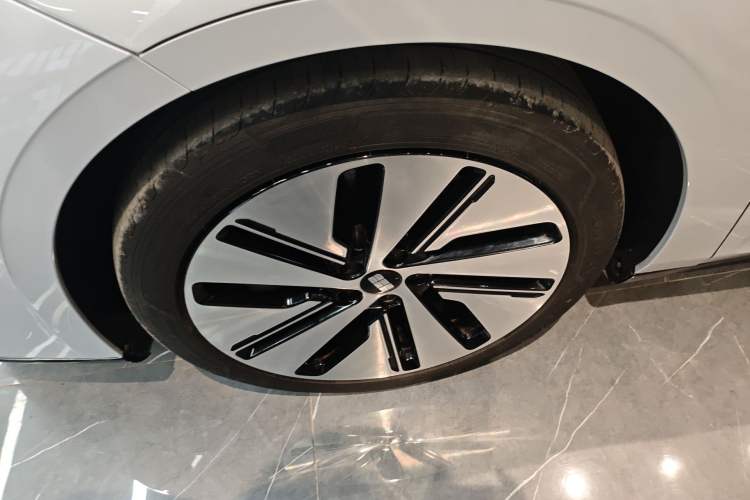 Used Geely Galaxy E8 2024 665 km Range Rear-Drive Starship Long-Range Version Left Front Wheel Hub