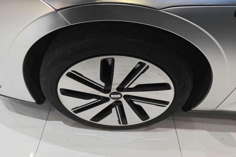 Used Geely Galaxy E8 2024 550 km Range Rear-Drive MAX Left Front Wheel Hub