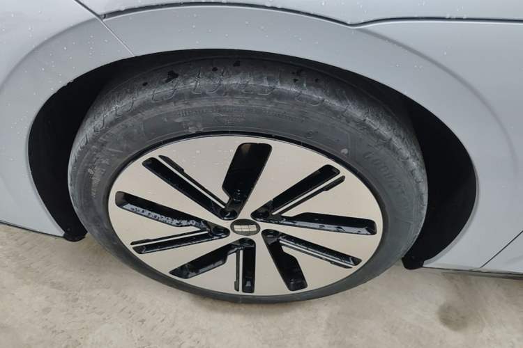 Used Geely Galaxy E8 2024 665 km Range Rear-Drive Starship Long-Range Version Left Front Wheel Hub