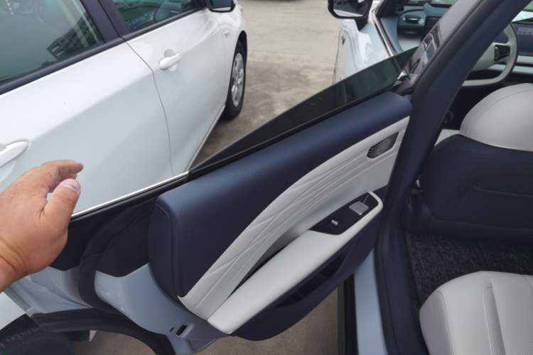 Used Geely Galaxy E8 2024 665 km Range Rear-Drive Starship Long-Range Version Left Rear Door Interior